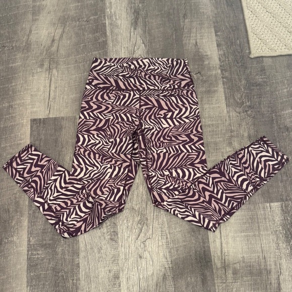 New! Fabletics PowerHold Leggings Zebra Print Purple White High Waisted Small - Picture 1 of 4